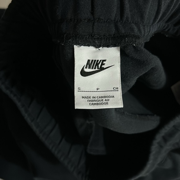 Nike SweatPants with big swoosh logo across - Picture 4 of 4